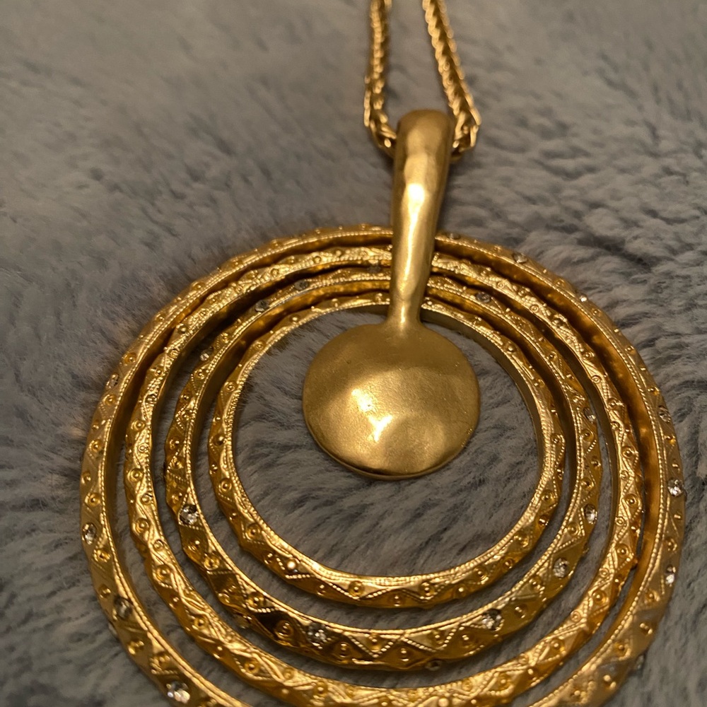 Elegant Gold Pendant Necklace